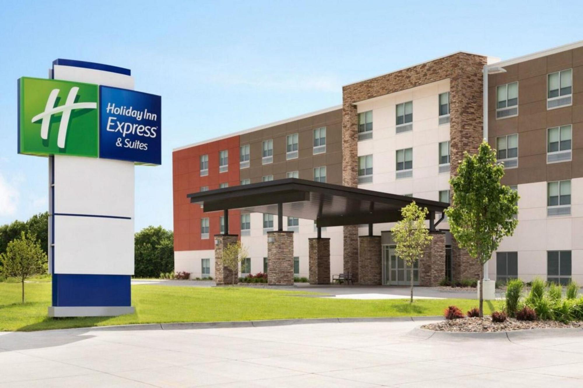 Holiday Inn Express & Suites Fresno Airport By Ihg Exterior photo